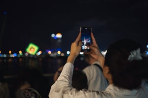 Cô gái chụp hình trên điện thoại