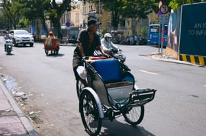 Bác xích lô trên đường phố