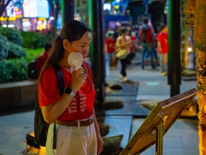 Một người phụ nữ xem triển lãm
