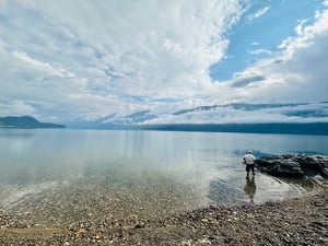 Cậu bé nghịch nước hồ Kootenay