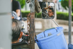 Thợ cắt tóc lề đường đang nghỉ trưa