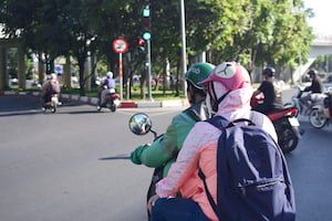 Xe máy Grab Bike giao thông trên đường.