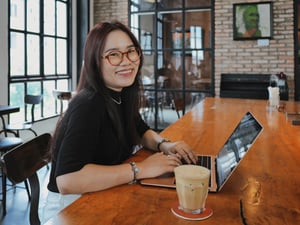 Cô gái đang làm việc tại một quán cafe