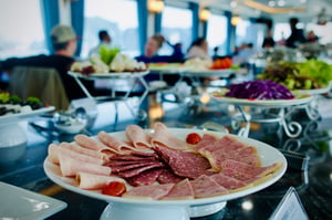 Thịt nguội trên quầy thức ăn tự chọn