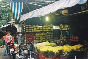 Quầy hoa tương trong chợ hoa