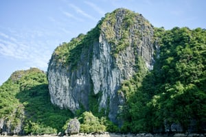 Vách núi đá ở Hang Luồn, Hạ Long
