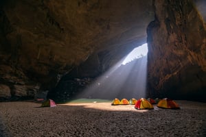 Dựng lều trong hang Én