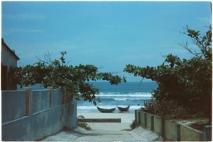 Con ngõ nhỏ dẫn đến bờ biển