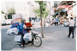 Người đàn ông thồ hàng trên xe máy