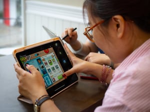 Một cô gái đang chơi game online
