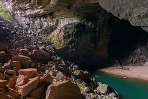 Ghềnh đá trong hang Én