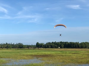 Dù lượn trên Hồ Trị An