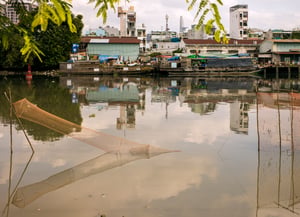 Ghe thuyền trên bến sông