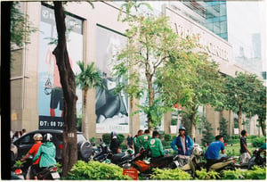 Nhóm tài xế xe công nghệ nghỉ ngơi bên vỉa hè