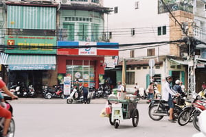 Xe bán hàng rong truyền thống trên đường phố Sài Gòn nhộn nhịp