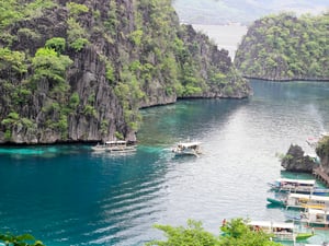 Thuyền vào hồ Kayangan
