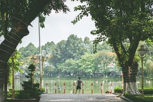 Hồ nước trong công viên Lê Thị Riêng