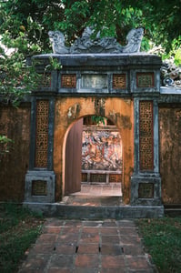 Một cánh cổng bên trong Lăng Tự Đức tại Huế