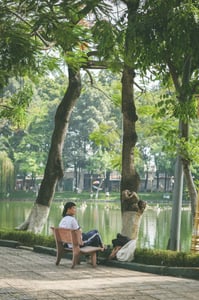 Cặp đôi tuổi trung học trong công viên