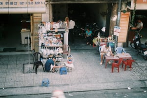 Những sạp hàng bên vỉa hè