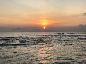 Mặt trời vừa mọc trên Vịnh Cam Ranh