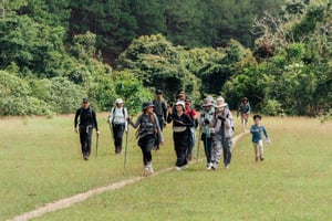 Nhóm bạn trẻ đi trekking