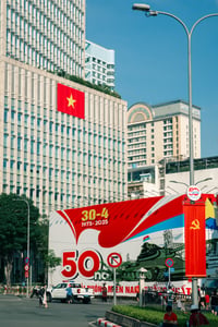 Banner chào mừng Đại lễ 30/4 tại Công trường Mê Linh