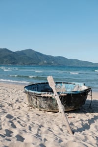 Thuyền thúng trên bãi biển