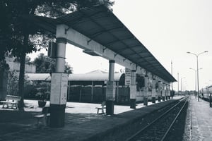 Sân ga vắng lặng