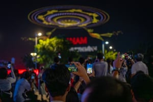 Người dân chụp ảnh biểu diễn drone 30/4