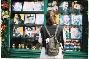 Cô gái đang ngắm nhìn các đĩa nhạc