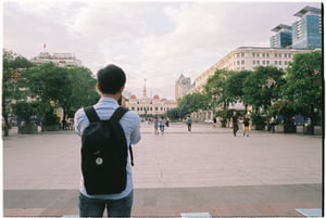 Du khách chụp hình phố đi bộ Nguyễn Huệ