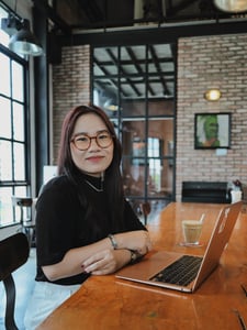 Cô gái đang làm việc tại một quán cafe