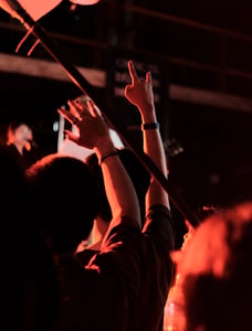 Bạn trẻ vẫy tay phiêu theo điệu nhạc