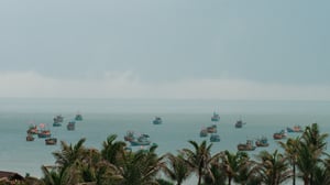 Cơn mưa đi qua trên biển Phan Thiết