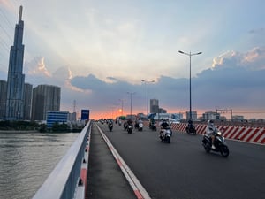 Mặt trời trứng muối trên cầu Sài Gòn