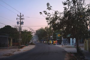 Con đường vắng người