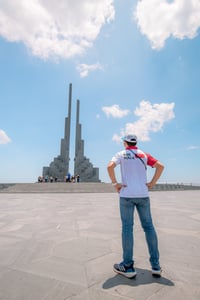 Người đàn ông chụp hình tháp Nghinh Phong