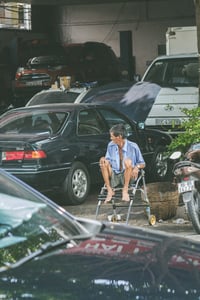 Bác bảo vệ của xưởng xe hơi