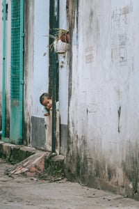 Cậu bé bị nhốt trong nhà hẻm