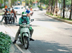 Tài xế Grab đang nghỉ ngơi xem điện thoại