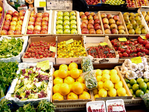 Một gian hàng trái cây tại chợ Kleinmarkthalle (Frankfurt, Đức)