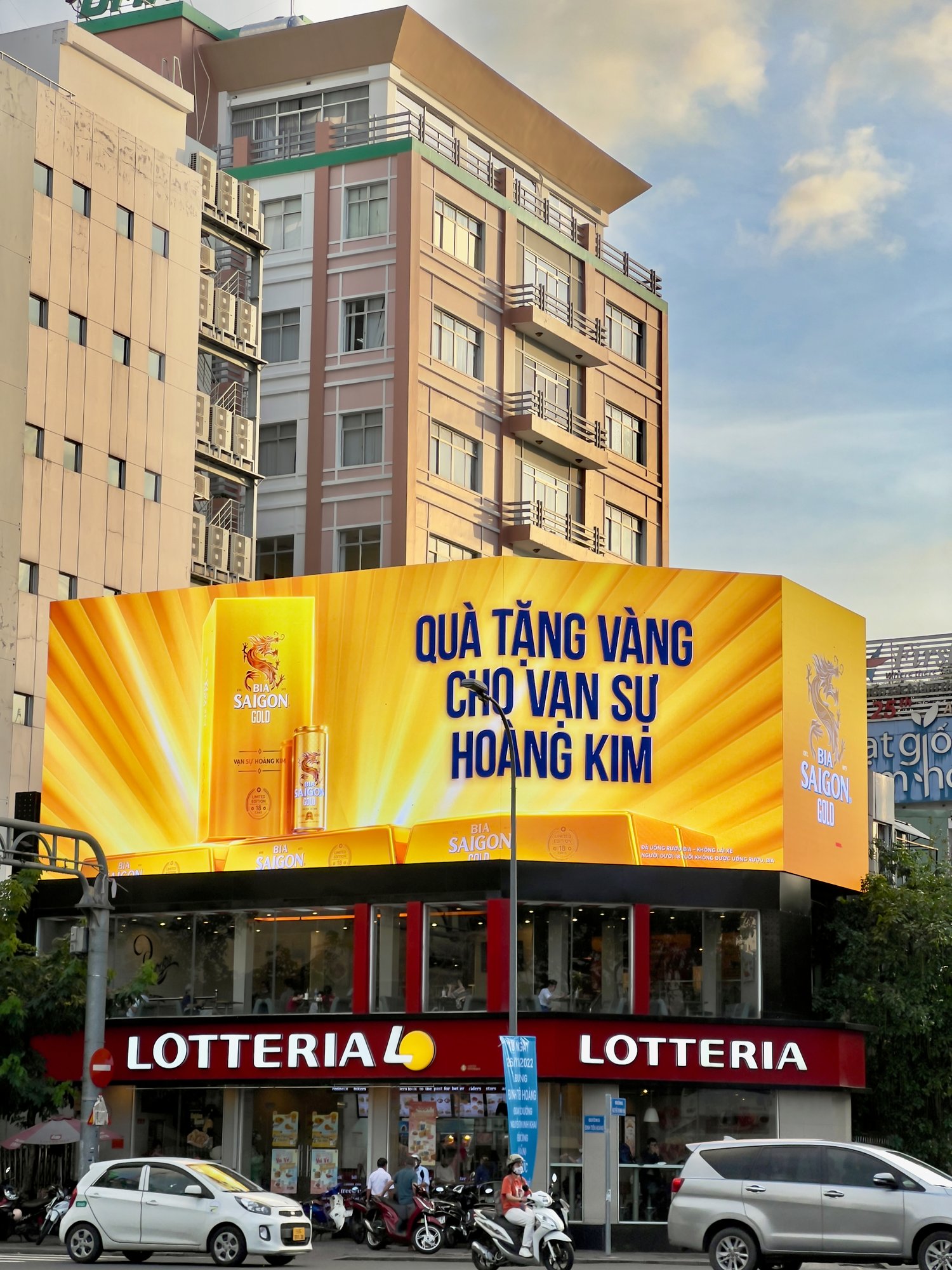Quảng cáo ngoài trời của Bia Saigon Gold