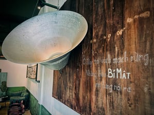 Chiếc loa treo trên bảng gỗ