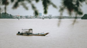Chiếc ghe trên sông