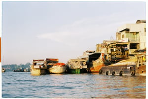 Những con thuyền chờ ra khơi
