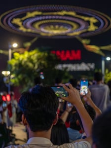 Người dân chụp ảnh biểu diễn drone 30/4