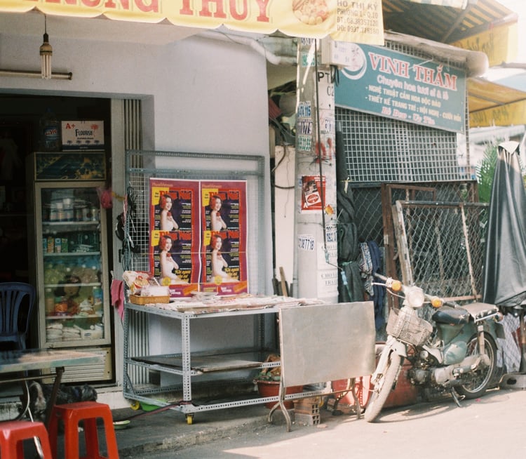 Sạp báo giấy bên vỉa hè