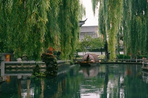 Chiếc thuyền nhỏ trên mặt hồ