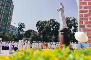 Bức tranh bên tường nhà thờ Đức Bà